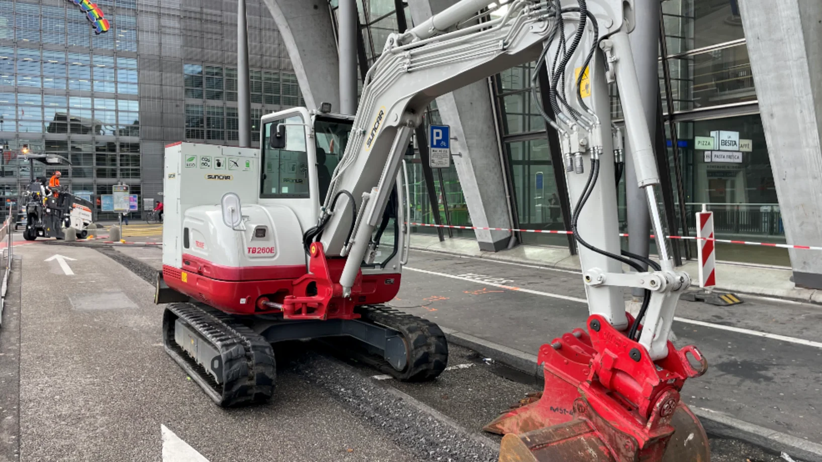 E-Bagger mit Akku vor dem Bahnhof Luzern